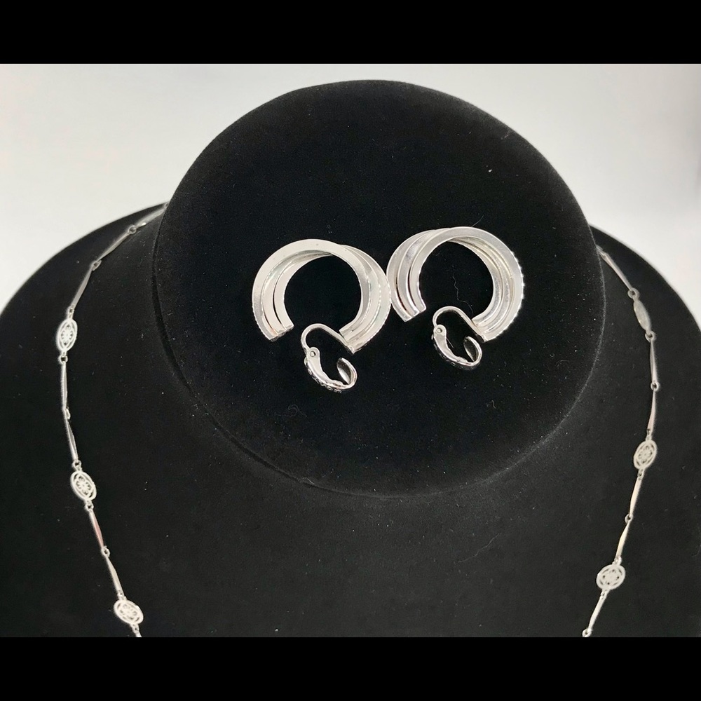 Vintage Avon Silver Tone Flower Lace Necklace and Clip on Earrings - Picture 6 of 8
